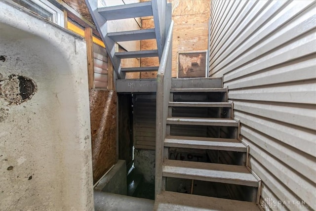 150 S Mcgee St, Dayton, OH 45403 - view of stairs