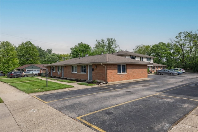 2648 Parklawn Dr, Kettering, OH 45440 - ranch-style house with uncovered parking, brick siding, and a front lawn