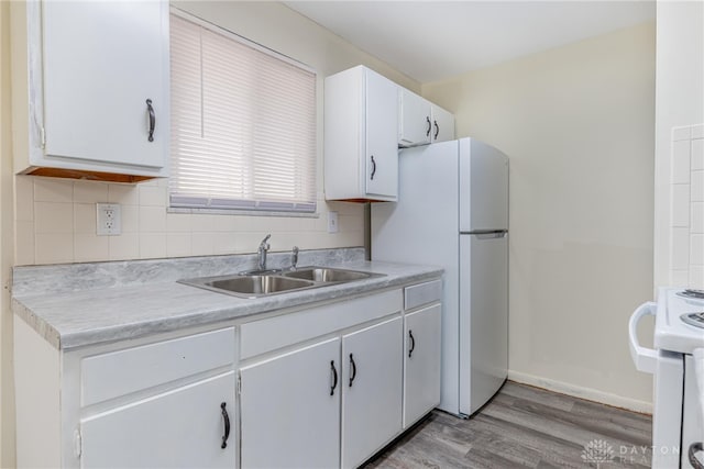 2648 Parklawn Dr, Kettering, OH 45440 - kitchen with a sink, white appliances, light wood-type flooring, and light countertops