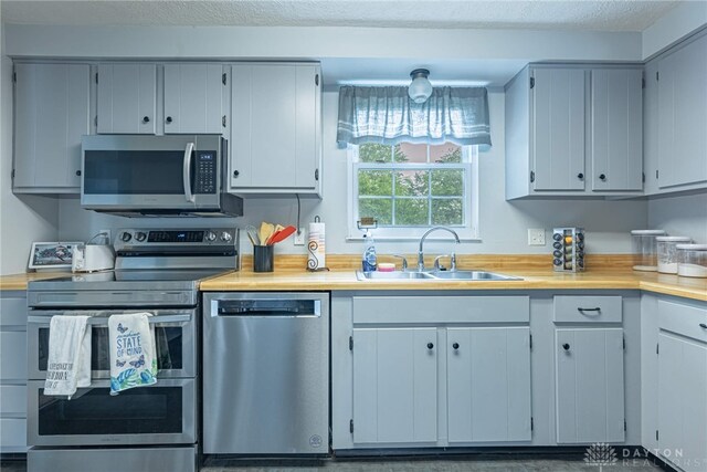 2547 Ryan Ct, Beavercreek, OH 45434 - kitchen with stainless steel appliances, a sink, and light countertops