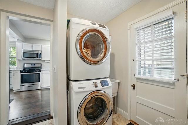 27 Spirea Dr, Oakwood, OH 45419 - laundry room with stacked washer / dryer and a textured ceiling