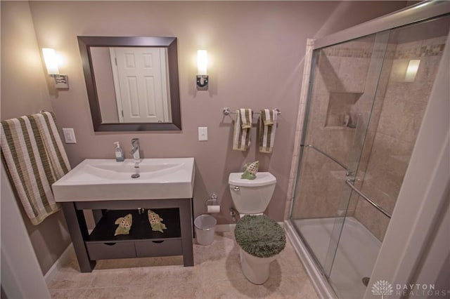 4560 James Madison Trl, Kettering, OH 45440 - bathroom featuring toilet, a tile shower, vanity, and baseboards