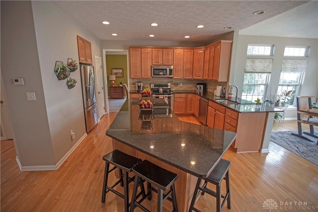 4560 James Madison Trl, Kettering, OH 45440 - kitchen with stainless steel appliances, a sink, baseboards, a center island, and a peninsula