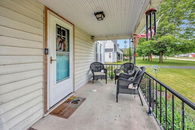 4975 Hamilton Eaton Rd, Hamilton, OH 45013 - porch featuring a yard