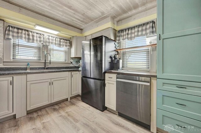 4975 Hamilton Eaton Rd, Hamilton, OH 45013 - kitchen with stainless steel appliances, a sink, dark countertops, and light wood finished floors