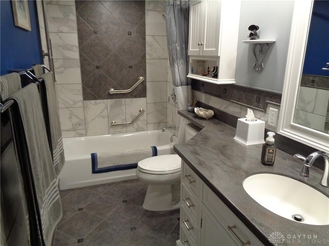 4502 Central Ave, Middletown, OH 45044 - full bath featuring shower / tub combo with curtain, toilet, vanity, and tile walls
