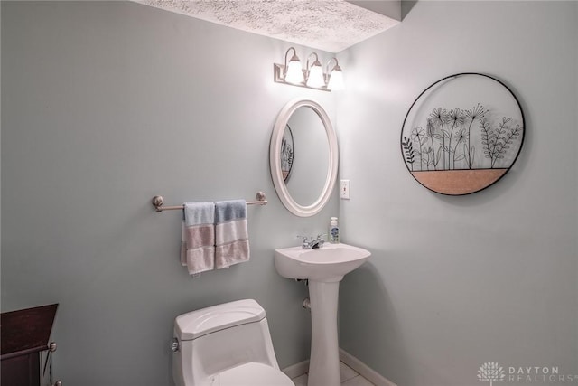 1199 Whitetail Dr, Fairborn, OH 45324 - bathroom featuring toilet, a textured ceiling, and baseboards