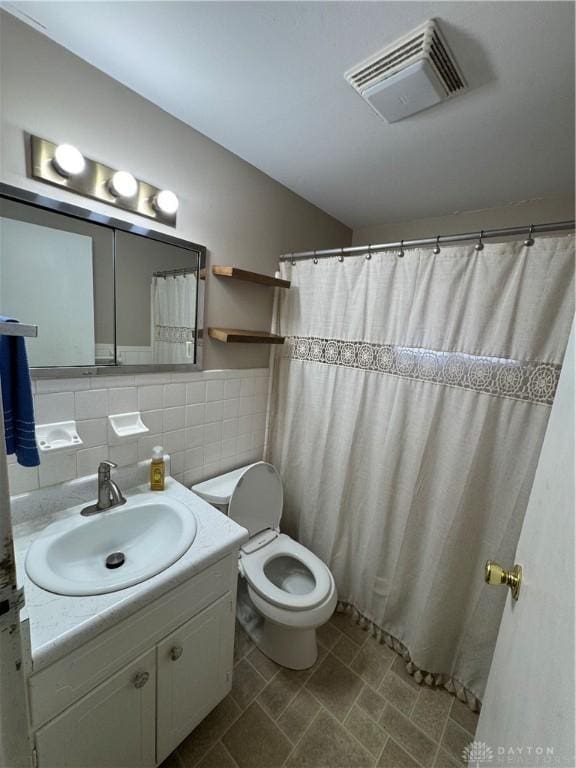 3645 Endover Rd, Dayton, OH 45439 - full bath featuring tile walls, vanity, and toilet