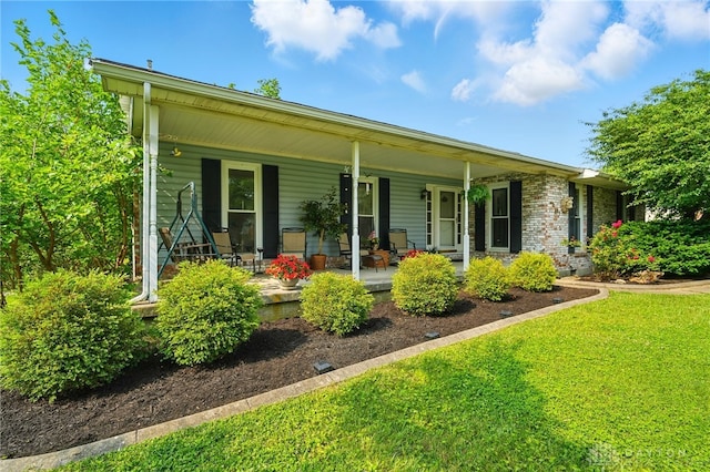 6007 Valleybrook Dr, Middletown, OH 45044 - view of front of home featuring covered porch and a front yard