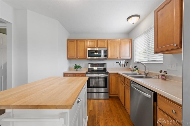 1750 Greentree Meadows Dr, Lebanon, OH 45036 - kitchen featuring appliances with stainless steel finishes, wood counters, a sink, wood finished floors, and a center island