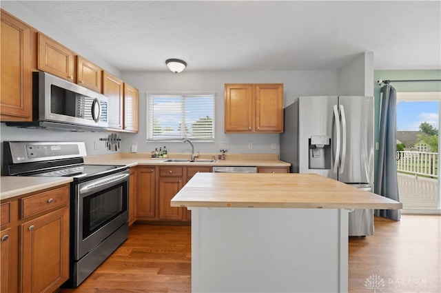 1750 Greentree Meadows Dr, Lebanon, OH 45036 - kitchen featuring stainless steel appliances, a sink, light wood-type flooring, and a kitchen island