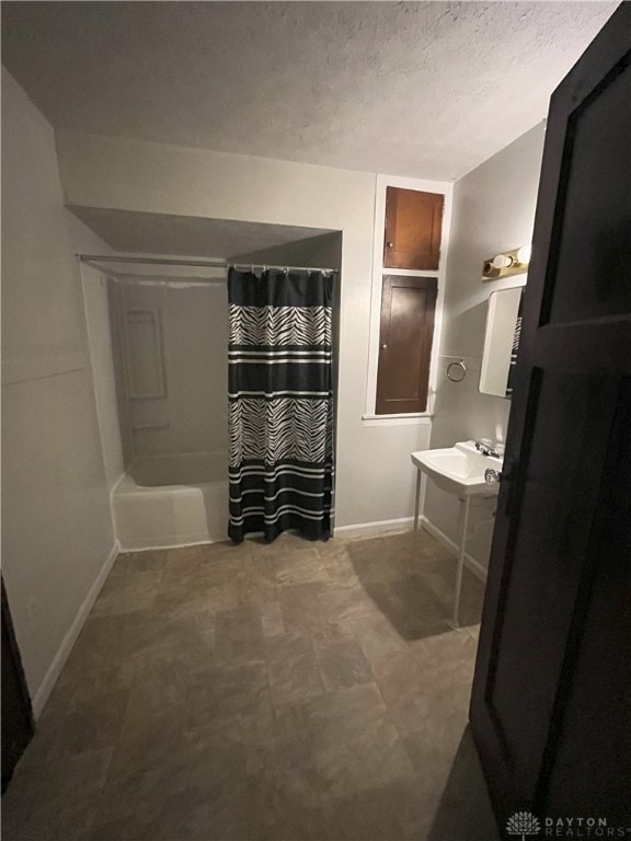 2821 E 5th St Unit 2819, Dayton, OH 45403 - full bath featuring baseboards and a textured ceiling