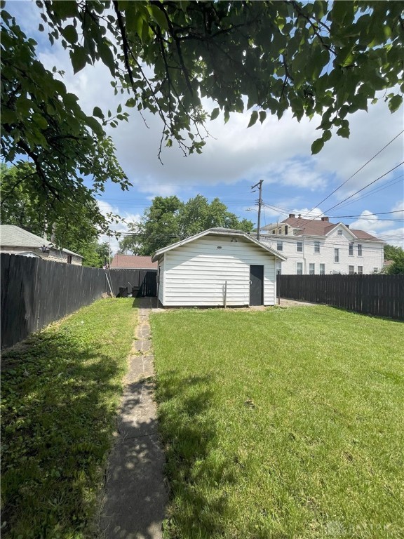2821 E 5th St Unit 2819, Dayton, OH 45403 - fenced backyard featuring an outdoor structure