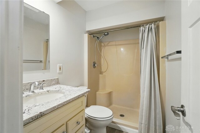 3682 Abbey Ln, Mechanicsburg, OH 43044 - full bathroom featuring a shower with shower curtain, vanity, and toilet