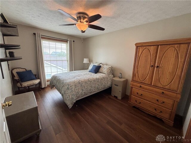 95 Fox Harbor Dr, Troy, OH 45373 - bedroom featuring dark wood-style floors, a textured ceiling, and ceiling fan