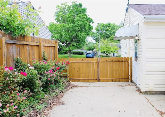 2589 Midvale St, Dayton, OH 45420 - view of patio / terrace featuring a gate