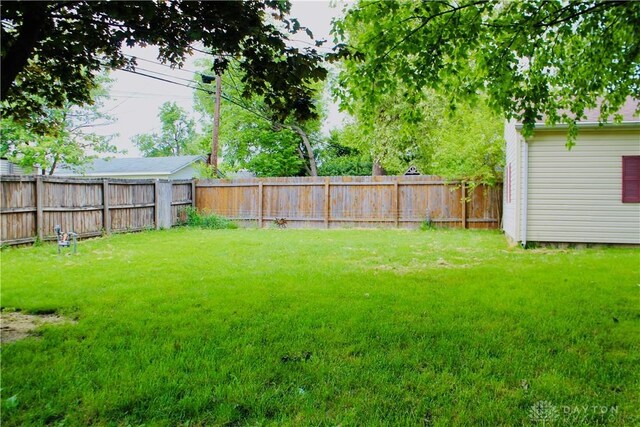 2589 Midvale St, Dayton, OH 45420 - view of yard