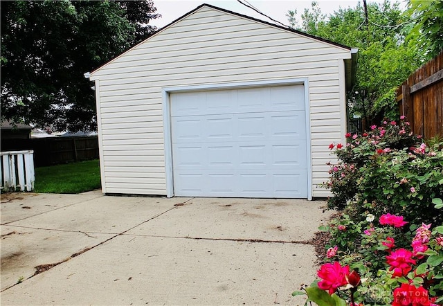 2589 Midvale St, Dayton, OH 45420 - detached garage with driveway