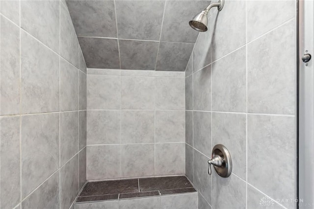 1153 Highridge Ave, Dayton, OH 45420 - full bath featuring tiled shower