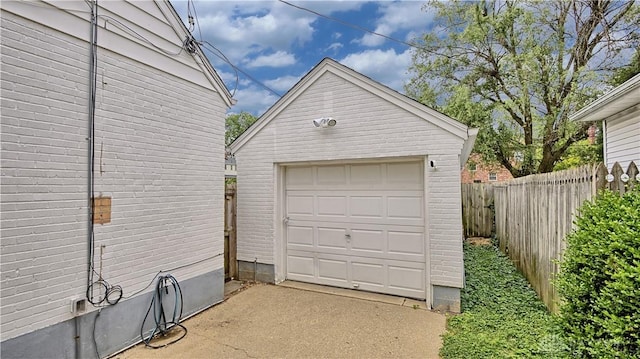 344 Triangle Ave, Oakwood, OH 45419 - detached garage featuring concrete driveway