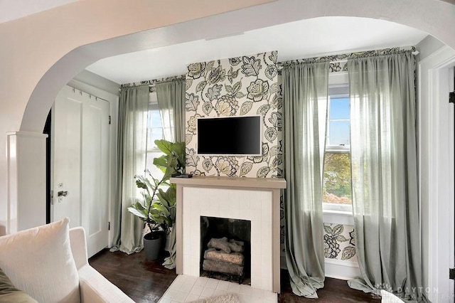 435 Marcia Ave, Hamilton, OH 45013 - living area with arched walkways and healthy amount of natural light