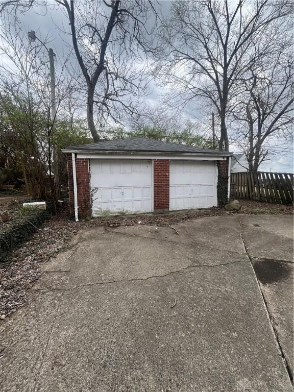 960 Sherwood Dr, Dayton, OH 45406 - view of detached garage