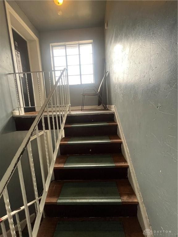 960 Sherwood Dr, Dayton, OH 45406 - view of staircase