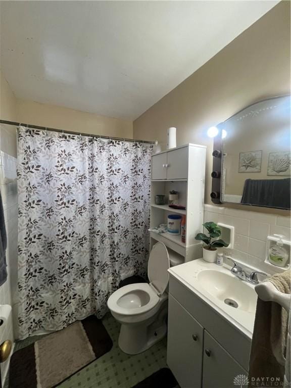 960 Sherwood Dr, Dayton, OH 45406 - bathroom featuring vanity, toilet, and curtained shower