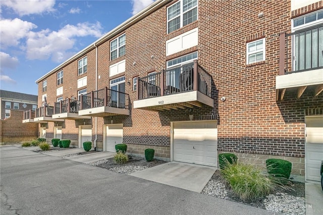 902 Brownstone Row, Springboro, OH 45066 - view of property with a garage