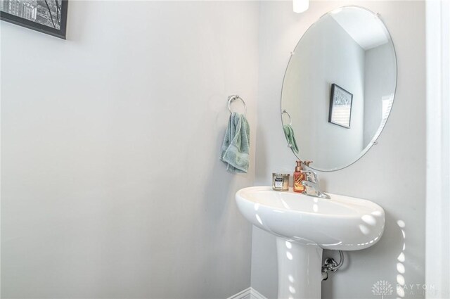 902 Brownstone Row, Springboro, OH 45066 - bathroom with baseboards