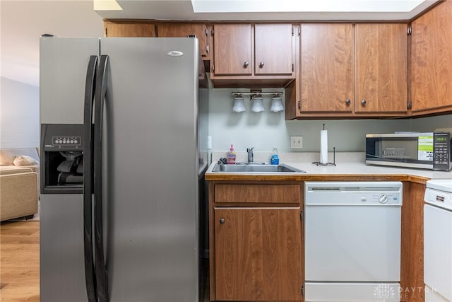 2225 Coach Dr Unit 29A, Kettering, OH 45440 - kitchen with stainless steel appliances, a sink, light wood-style flooring, and light countertops