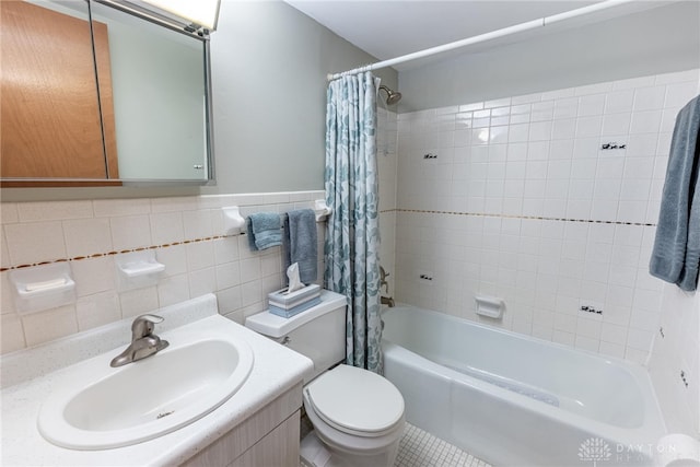 2225 Coach Dr Unit 29A, Kettering, OH 45440 - bathroom featuring shower / tub combo with curtain, toilet, vanity, tile walls, and a wainscoted wall