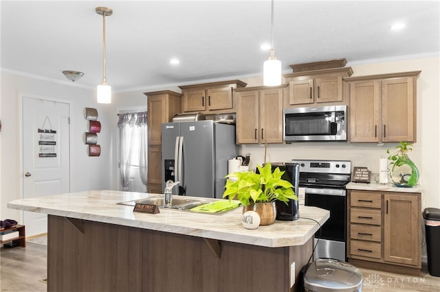 441 Kalynn Cir Unit 26, Fairborn, OH 45324 - kitchen featuring stainless steel appliances, a kitchen breakfast bar, ornamental molding, decorative light fixtures, and a kitchen island with sink