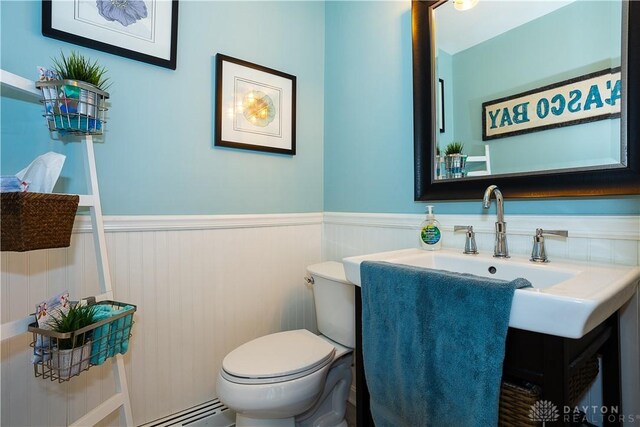 446 Lookout Rdg, Oakwood, OH 45419 - bathroom featuring wainscoting, baseboard heating, toilet, and vanity