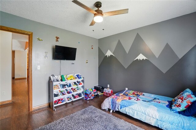 5193 Horseshoe Dr, Lewisburg, OH 45338 - bedroom featuring wood finished floors, a ceiling fan, and a textured ceiling