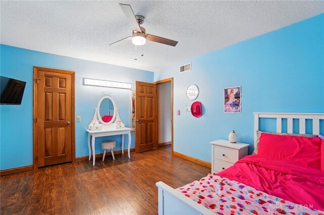 5193 Horseshoe Dr, Lewisburg, OH 45338 - bedroom featuring wood finished floors, a textured ceiling, baseboards, and a ceiling fan
