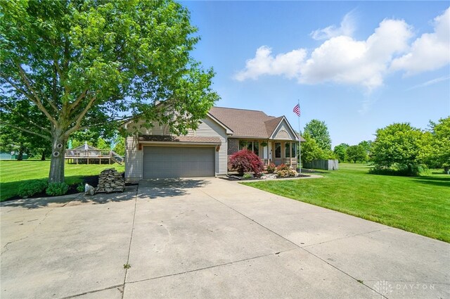 5193 Horseshoe Dr, Lewisburg, OH 45338 - view of front facade featuring driveway, a front yard, and a garage