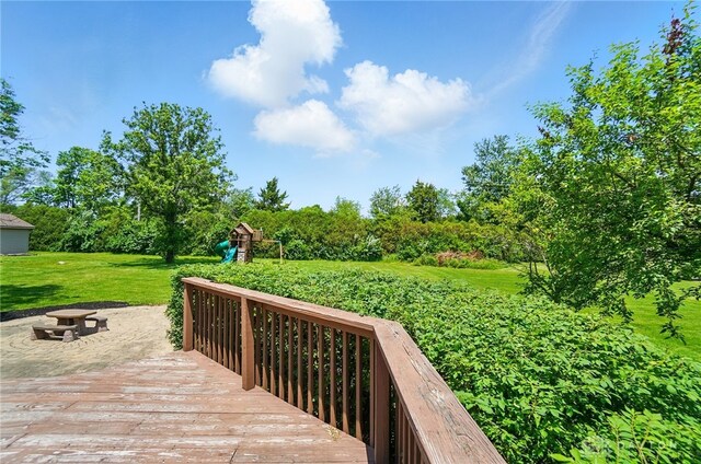 5193 Horseshoe Dr, Lewisburg, OH 45338 - surrounding community featuring a lawn, a fire pit, and view of wooded area