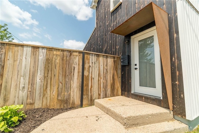 165 Mcreynolds St, Dayton, OH 45403 - entrance to property