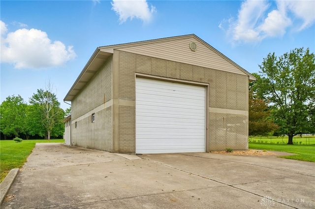 3862 Robinson Vail Rd, Franklin, OH 45005 - garage featuring concrete driveway