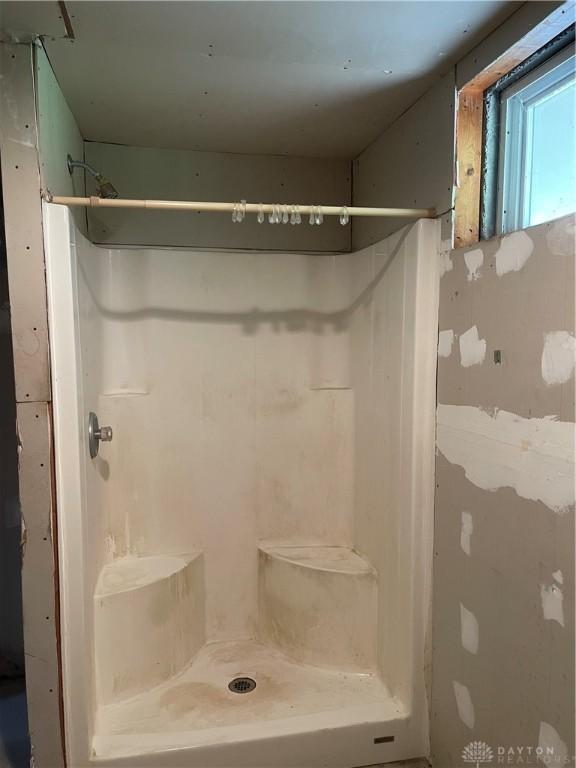 3862 Robinson Vail Rd, Franklin, OH 45005 - full bath with a shower stall