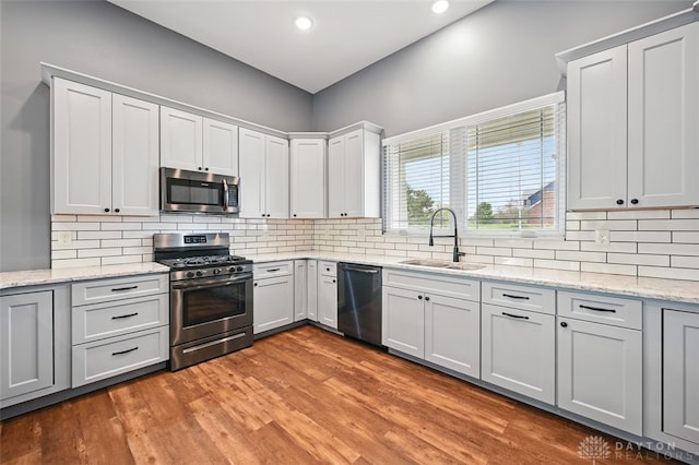 1584 Heritage Run Dr, Lebanon, OH 45036 - kitchen featuring stainless steel appliances, light wood-style floors, decorative backsplash, and recessed lighting