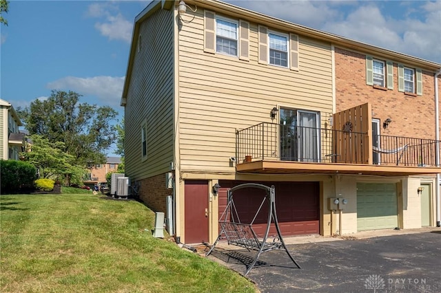 2823 Red Lion Ct, Centerville, OH 45440 - back of property with a yard, a garage, a balcony, and driveway