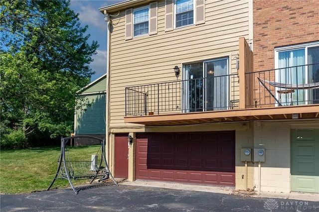 2823 Red Lion Ct, Centerville, OH 45440 - view of front of house with a balcony, a front lawn, a garage, and driveway