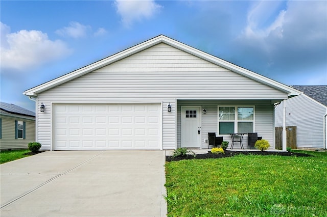 720 Diamond Loop, Middletown, OH 45044 - ranch-style home featuring covered porch, a front yard, and concrete driveway