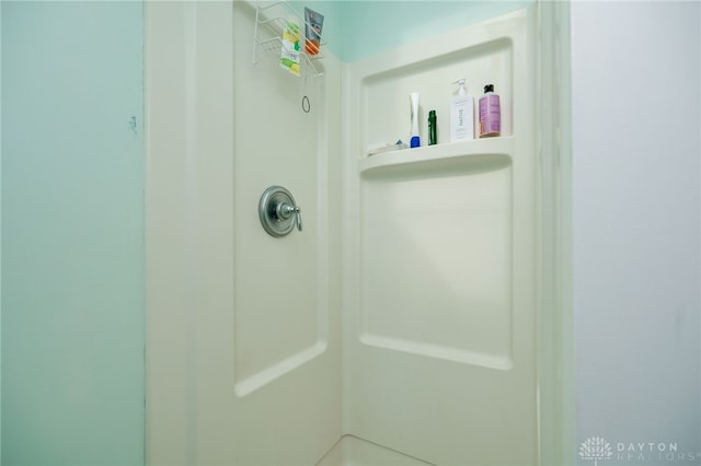 18 E Washington St, Jamestown Vlg, OH 45335 - bathroom view of a shower