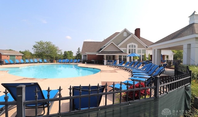 3224 Grand Falls Blvd, Maineville, OH 45039 - community pool with a patio area