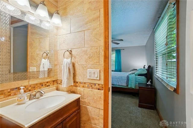 2946 Rockledge Trl, Beavercreek, OH 45430 - ensuite bathroom with vanity, ceiling fan, and decorative backsplash