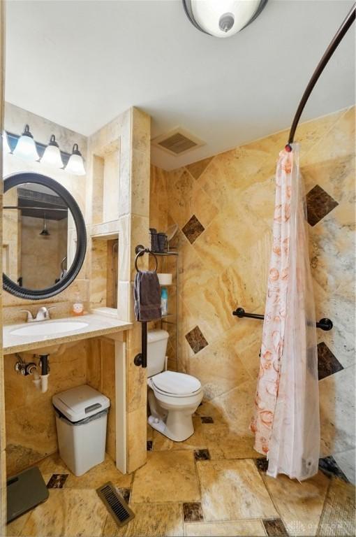 2946 Rockledge Trl, Beavercreek, OH 45430 - bathroom featuring tile walls and curtained shower