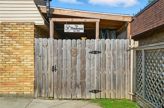 2946 Rockledge Trl, Beavercreek, OH 45430 - view of gate